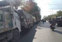 Antrean angkutan truk mengular di sekitaran Stasiun Pengisian Bahan Bakar (SPBU) tugu batas kota Jalan A. Yani Km 6 Banjarmasin, Sabtu (27/6/2026) (SuarIndonesia/ZI)