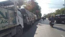 Antrean angkutan truk mengular di sekitaran Stasiun Pengisian Bahan Bakar (SPBU) tugu batas kota Jalan A. Yani Km 6 Banjarmasin, Sabtu (27/6/2026) (SuarIndonesia/ZI)