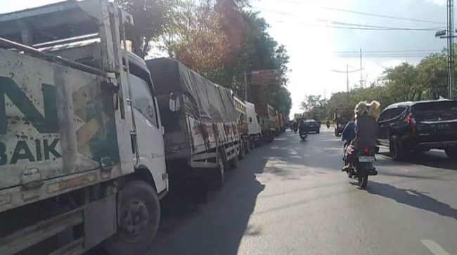 Antrean angkutan truk mengular di sekitaran Stasiun Pengisian Bahan Bakar (SPBU) tugu batas kota Jalan A. Yani Km 6 Banjarmasin, Sabtu (27/6/2026) (SuarIndonesia/ZI)