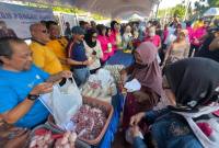 Diserbu warga 25 stan UMKM gratis dan pasar murah. Bahkan Kapolda Kalsel, Irjen Pol Dr Rosyanto Yudha Hermawan pimpin jalan santai CFD, Minggu (28/6/2026). (SuarIndonesia/ZI)