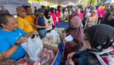 Diserbu warga 25 stan UMKM gratis dan pasar murah. Bahkan Kapolda Kalsel, Irjen Pol Dr Rosyanto Yudha Hermawan pimpin jalan santai CFD, Minggu (28/6/2026). (SuarIndonesia/ZI)