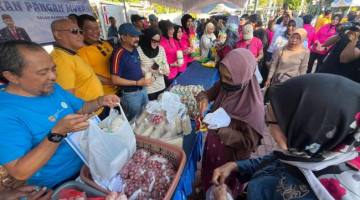 Diserbu warga 25 stan UMKM gratis dan pasar murah. Bahkan Kapolda Kalsel, Irjen Pol Dr Rosyanto Yudha Hermawan pimpin jalan santai CFD, Minggu (28/6/2026). (SuarIndonesia/ZI)