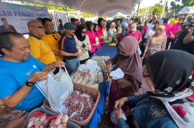 Diserbu warga 25 stan UMKM gratis dan pasar murah. Bahkan Kapolda Kalsel, Irjen Pol Dr Rosyanto Yudha Hermawan pimpin jalan santai CFD, Minggu (28/6/2026). (SuarIndonesia/ZI)