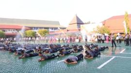 Naik pangkat sebanyak  95 personel Polresta Banjarmasin, dan smeua diakhiri dengan tradisi siram Water Cannon, Selasa (30/6/2026) sore. (SuarIndonesia/YI)