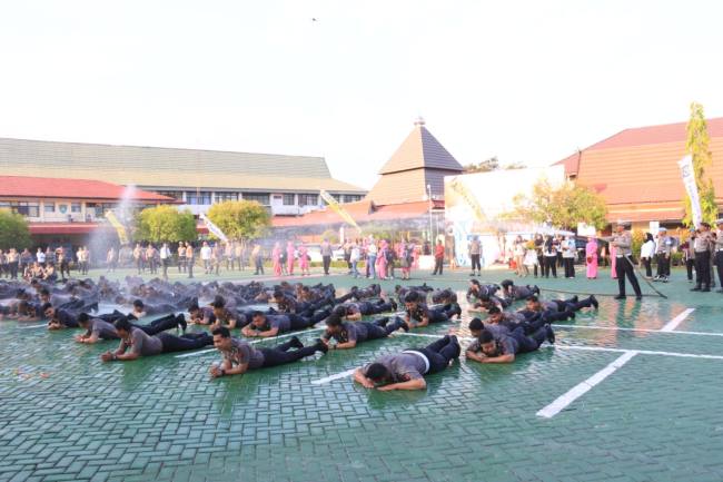 Naik pangkat sebanyak  95 personel Polresta Banjarmasin, dan smeua diakhiri dengan tradisi siram Water Cannon, Selasa (30/6/2026) sore. (SuarIndonesia/YI)