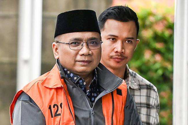 Tersangka kasus dugaan korupsi kuota haji dan penyelenggaraan ibadah haji Yaqut Cholil Qoumas (kiri). (Foto: Dok Antara/Fakhri Hermansyah)