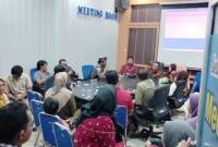 Emak-emak geruduk Disdikbud Kobar karena anak tak lolos sistem zonasi. (Foto: Istimewa)