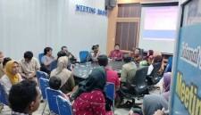 Emak-emak geruduk Disdikbud Kobar karena anak tak lolos sistem zonasi. (Foto: Istimewa)