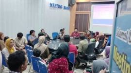 Emak-emak geruduk Disdikbud Kobar karena anak tak lolos sistem zonasi. (Foto: Istimewa)