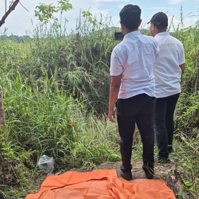 Jasad korban Royyan ditemukan tengkurap di semak-semak belakang Masjid Agung Sangatta, Bukit Pelangi. (Foto: Istimewa)
