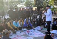 Gubernur Muhidin menanggapi tuntutan aksi massa BEM Seka. Foto Istimewa
