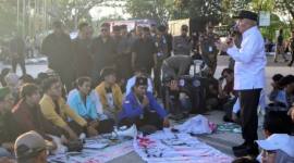 Gubernur Muhidin menanggapi tuntutan aksi massa BEM Seka. Foto Istimewa
