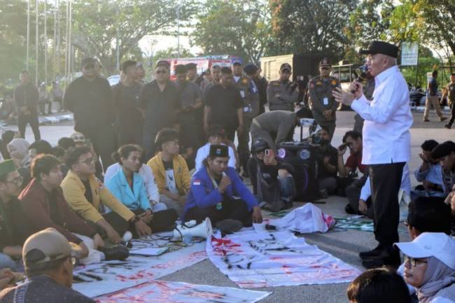Gubernur Muhidin menanggapi tuntutan aksi massa BEM Seka. Foto Istimewa