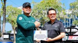 Plh Sekda Kalsel (kanan) menyerahkan secara simbolis bantuan fasilitas pengelolaan sampah di Kota Banjarmasin. Foto : Istimewa