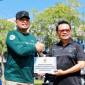 Plh Sekda Kalsel (kanan) menyerahkan secara simbolis bantuan fasilitas pengelolaan sampah di Kota Banjarmasin. Foto : Istimewa