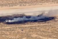 ASAP mengepul dari bagian yang menghitam dari Pangkalan Angkatan Udara Edwards setelah jatuhnya pesawat pembom B-52 Angkatan Udara AS di Edwards, California, Senin (15/6/2026) waktu setempat, dalam gambar diam dari video helikopter berita. (Foto: ABC Affiliate KABC via Reuters)
