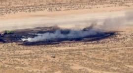 ASAP mengepul dari bagian yang menghitam dari Pangkalan Angkatan Udara Edwards setelah jatuhnya pesawat pembom B-52 Angkatan Udara AS di Edwards, California, Senin (15/6/2026) waktu setempat, dalam gambar diam dari video helikopter berita. (Foto: ABC Affiliate KABC via Reuters)
