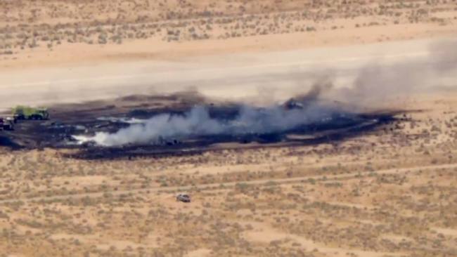 ASAP mengepul dari bagian yang menghitam dari Pangkalan Angkatan Udara Edwards setelah jatuhnya pesawat pembom B-52 Angkatan Udara AS di Edwards, California, Senin (15/6/2026) waktu setempat, dalam gambar diam dari video helikopter berita. (Foto: ABC Affiliate KABC via Reuters)
