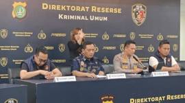 Dirreskrimum Polda Metro Jaya Kombes Iman Imanuddin menjelaskan penangkapan Roy Suryo dan dr Tifa dalam konferensi pers pada Jumat (19/6/2026). (Foto: detikcom/Rizky AM)