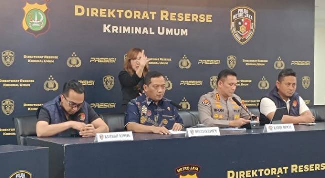 Dirreskrimum Polda Metro Jaya Kombes Iman Imanuddin menjelaskan penangkapan Roy Suryo dan dr Tifa dalam konferensi pers pada Jumat (19/6/2026). (Foto: detikcom/Rizky AM)