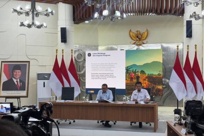 Kepala Bakom RI Muhammad Qodari (kiri) dalam konferensi pers di Jakarta, Rabu (17/6/2026). (Foto: Antara/Genta Tenri M)