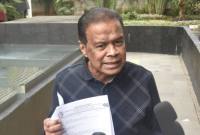 Pemilik perusahaan perjalanan biro haji dan umrah PT Maktour Fuad Hasan Masyhur (tengah) memberi keterangan saat tiba di Gedung Merah Putih KPK, Jakarta, Senin (26/1/2026). KPK memeriksa Fuad Hasan Masyhur sebagai saksi terkait kasus dugaan korupsi terkait penentuan kuota dan penyelenggaraan ibadah haji di Kementerian Agama tahun 2023-2024. (Foto: Antara/Fakhri Hermansyah)
