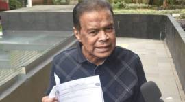 Pemilik perusahaan perjalanan biro haji dan umrah PT Maktour Fuad Hasan Masyhur (tengah) memberi keterangan saat tiba di Gedung Merah Putih KPK, Jakarta, Senin (26/1/2026). KPK memeriksa Fuad Hasan Masyhur sebagai saksi terkait kasus dugaan korupsi terkait penentuan kuota dan penyelenggaraan ibadah haji di Kementerian Agama tahun 2023-2024. (Foto: Antara/Fakhri Hermansyah)
