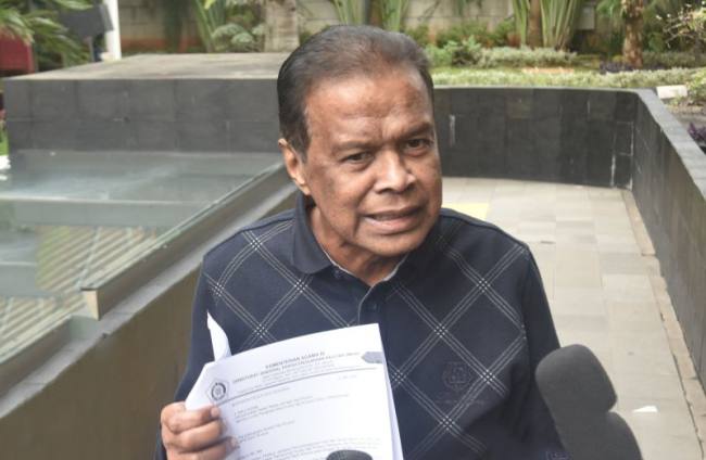 Pemilik perusahaan perjalanan biro haji dan umrah PT Maktour Fuad Hasan Masyhur (tengah) memberi keterangan saat tiba di Gedung Merah Putih KPK, Jakarta, Senin (26/1/2026). KPK memeriksa Fuad Hasan Masyhur sebagai saksi terkait kasus dugaan korupsi terkait penentuan kuota dan penyelenggaraan ibadah haji di Kementerian Agama tahun 2023-2024. (Foto: Antara/Fakhri Hermansyah)
