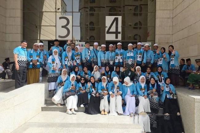 Sebagian jemaah haji Kloter 01 Embarlasi Banjarmasin asal Kota Banjarmasin saat berada di Kota Makkah untuk mempersiapkan diri pulang ke Tanah Air dijadwalkan diberangkatkan dari Arab Saudi pada 2 Juni 2026 dan tiba di Bandara Syamsuddin Noor Banjarmasin pada Rabu (3/6/2026). (Foto: Kemenhaj Kalsel)
