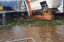 
Jasad BB, pria yang diduga melompat di Jembatan Mahakam dievakuasi tim SAR. (dok Istimewa)