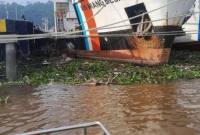 Jasad BB, pria yang diduga melompat di Jembatan Mahakam dievakuasi tim SAR. (dok Istimewa)