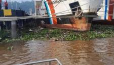 
Jasad BB, pria yang diduga melompat di Jembatan Mahakam dievakuasi tim SAR. (dok Istimewa)