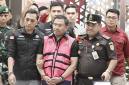 Tersangka dugaan tindak pidana korupsi tata kelola program Makan Bergizi Gratis (MBG) pada Badan Gizi Nasional (BGN) Sony Sonjaya (tengah) berjalan memasuki mobil tahanan di Kejaksaan Agung, Jakarta, Rabu (3/6/2026). (Foto: Antara/M Risyal Hidayat)