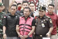 Tersangka dugaan tindak pidana korupsi tata kelola program Makan Bergizi Gratis (MBG) pada Badan Gizi Nasional (BGN) Sony Sonjaya (tengah) berjalan memasuki mobil tahanan di Kejaksaan Agung, Jakarta, Rabu (3/6/2026). (Foto: Antara/M Risyal Hidayat)