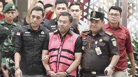 Tersangka dugaan tindak pidana korupsi tata kelola program Makan Bergizi Gratis (MBG) pada Badan Gizi Nasional (BGN) Sony Sonjaya (tengah) berjalan memasuki mobil tahanan di Kejaksaan Agung, Jakarta, Rabu (3/6/2026). (Foto: Antara/M Risyal Hidayat)