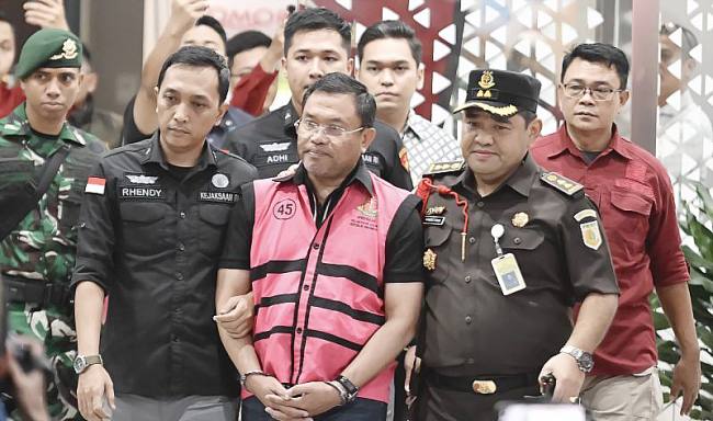 Tersangka dugaan tindak pidana korupsi tata kelola program Makan Bergizi Gratis (MBG) pada Badan Gizi Nasional (BGN) Sony Sonjaya (tengah) berjalan memasuki mobil tahanan di Kejaksaan Agung, Jakarta, Rabu (3/6/2026). (Foto: Antara/M Risyal Hidayat)