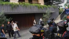 Penyidik KPK mendatangi rumah mantan Wakil Menteri Imigrasi dan Pemasyarakatan Silmy Karim di kawasan Brawijaya, Kebayoran Baru, Jakarta Selatan, Jumat (5/6/2026). Penyidik KPK menggeledah rumah Silmy Karim terkait penyidikan kasus dugaan korupsi pengurusan izin tinggal warga negara asing (WNA) di Indonesia yang menjerat mantan Wamen Imipas tersebut sebagai tersangka. (Foto: Antara/Indrianto Eko S)