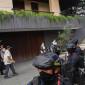 Penyidik KPK mendatangi rumah mantan Wakil Menteri Imigrasi dan Pemasyarakatan Silmy Karim di kawasan Brawijaya, Kebayoran Baru, Jakarta Selatan, Jumat (5/6/2026). Penyidik KPK menggeledah rumah Silmy Karim terkait penyidikan kasus dugaan korupsi pengurusan izin tinggal warga negara asing (WNA) di Indonesia yang menjerat mantan Wamen Imipas tersebut sebagai tersangka. (Foto: Antara/Indrianto Eko S)