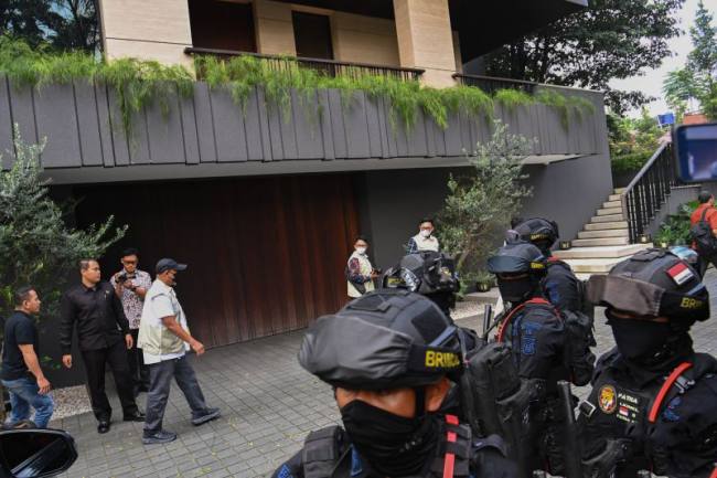 Penyidik KPK mendatangi rumah mantan Wakil Menteri Imigrasi dan Pemasyarakatan Silmy Karim di kawasan Brawijaya, Kebayoran Baru, Jakarta Selatan, Jumat (5/6/2026). Penyidik KPK menggeledah rumah Silmy Karim terkait penyidikan kasus dugaan korupsi pengurusan izin tinggal warga negara asing (WNA) di Indonesia yang menjerat mantan Wamen Imipas tersebut sebagai tersangka. (Foto: Antara/Indrianto Eko S)