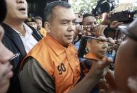 Wamen Imipas Silmy Karim (tengah) berjalan dengan mengenakan rompi tahanan usai menjalani pemeriksaan di Gedung Merah Putih KPK, Jakarta, Kamis (4/6/2026). Setelah memeriksa Silmy selama lebih dari 10 jam, KPK menetapkannya sebagai tersangka kasus dugaan korupsi terkait pengurusan izin tinggal warga negara asing (WNA) di Indonesia. (Foto: Antara/Dhemas Reviyanto)

