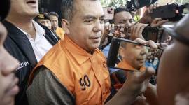 Wamen Imipas Silmy Karim (tengah) berjalan dengan mengenakan rompi tahanan usai menjalani pemeriksaan di Gedung Merah Putih KPK, Jakarta, Kamis (4/6/2026). Setelah memeriksa Silmy selama lebih dari 10 jam, KPK menetapkannya sebagai tersangka kasus dugaan korupsi terkait pengurusan izin tinggal warga negara asing (WNA) di Indonesia. (Foto: Antara/Dhemas Reviyanto)
