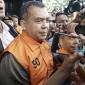 Wamen Imipas Silmy Karim (tengah) berjalan dengan mengenakan rompi tahanan usai menjalani pemeriksaan di Gedung Merah Putih KPK, Jakarta, Kamis (4/6/2026). Setelah memeriksa Silmy selama lebih dari 10 jam, KPK menetapkannya sebagai tersangka kasus dugaan korupsi terkait pengurusan izin tinggal warga negara asing (WNA) di Indonesia. (Foto: Antara/Dhemas Reviyanto)
