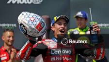 Marc Marquez dari Tim Ducati Lenovo merayakan kemenangannya di podium setelah memenangkan balapan MotoGP Ceko 2026 di sirkuit Masaryk, Brno, Republik Ceko, Minggu (21/6/2026). (Foto: REUTERS/David W Cerny)