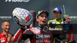 Marc Marquez dari Tim Ducati Lenovo merayakan kemenangannya di podium setelah memenangkan balapan MotoGP Ceko 2026 di sirkuit Masaryk, Brno, Republik Ceko, Minggu (21/6/2026). (Foto: REUTERS/David W Cerny)