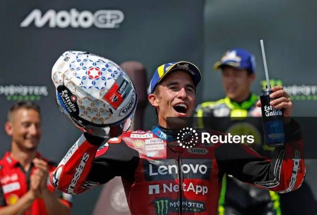 Marc Marquez dari Tim Ducati Lenovo merayakan kemenangannya di podium setelah memenangkan balapan MotoGP Ceko 2026 di sirkuit Masaryk, Brno, Republik Ceko, Minggu (21/6/2026). (Foto: REUTERS/David W Cerny)