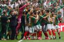 Selebrasi pemain Meksiko usai timnya mencetak gol. Meksiko berhasil menang 2-0 atas Afrika Selatan 2-0 dalam laga pertama Grup A Piala Dunia 2026 di Estadio Azteca, Jumat (12/6) dini hari WIB. Ada tiga kartu merah dan tiga kartu kuning yang keluar dari saku wasit Wilton Sampaio di laga Meksiko vs Afrika Selatan. (Foto: REUTERS/Kai Pfaffenbach)