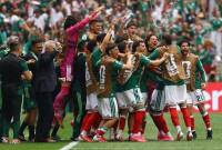 Selebrasi pemain Meksiko usai timnya mencetak gol. Meksiko berhasil menang 2-0 atas Afrika Selatan 2-0 dalam laga pertama Grup A Piala Dunia 2026 di Estadio Azteca, Jumat (12/6) dini hari WIB. Ada tiga kartu merah dan tiga kartu kuning yang keluar dari saku wasit Wilton Sampaio di laga Meksiko vs Afrika Selatan. (Foto: REUTERS/Kai Pfaffenbach)