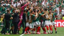 Selebrasi pemain Meksiko usai timnya mencetak gol. Meksiko berhasil menang 2-0 atas Afrika Selatan 2-0 dalam laga pertama Grup A Piala Dunia 2026 di Estadio Azteca, Jumat (12/6) dini hari WIB. Ada tiga kartu merah dan tiga kartu kuning yang keluar dari saku wasit Wilton Sampaio di laga Meksiko vs Afrika Selatan. (Foto: REUTERS/Kai Pfaffenbach)