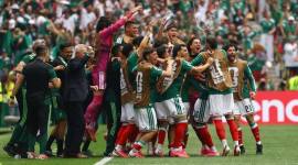Selebrasi pemain Meksiko usai timnya mencetak gol. Meksiko berhasil menang 2-0 atas Afrika Selatan 2-0 dalam laga pertama Grup A Piala Dunia 2026 di Estadio Azteca, Jumat (12/6) dini hari WIB. Ada tiga kartu merah dan tiga kartu kuning yang keluar dari saku wasit Wilton Sampaio di laga Meksiko vs Afrika Selatan. (Foto: REUTERS/Kai Pfaffenbach)