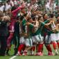 Selebrasi pemain Meksiko usai timnya mencetak gol. Meksiko berhasil menang 2-0 atas Afrika Selatan 2-0 dalam laga pertama Grup A Piala Dunia 2026 di Estadio Azteca, Jumat (12/6) dini hari WIB. Ada tiga kartu merah dan tiga kartu kuning yang keluar dari saku wasit Wilton Sampaio di laga Meksiko vs Afrika Selatan. (Foto: REUTERS/Kai Pfaffenbach)